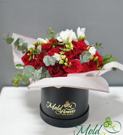 Box with red roses and Dutch freesias photo 394x433